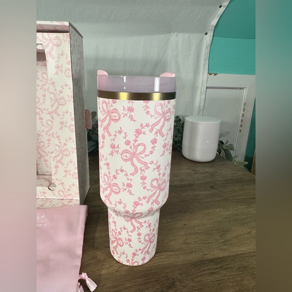 Stanley x LoveShackFancy Coquette Bow Chantilly 40oz LE tumbler - Picture 4 of 7